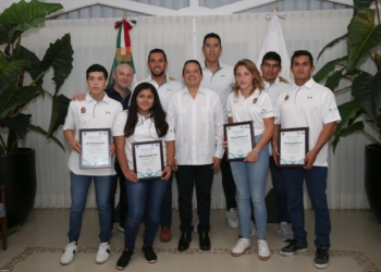 El gobernador Carlos Joaquín entrega reconocimientos a atletas quintanarroenses