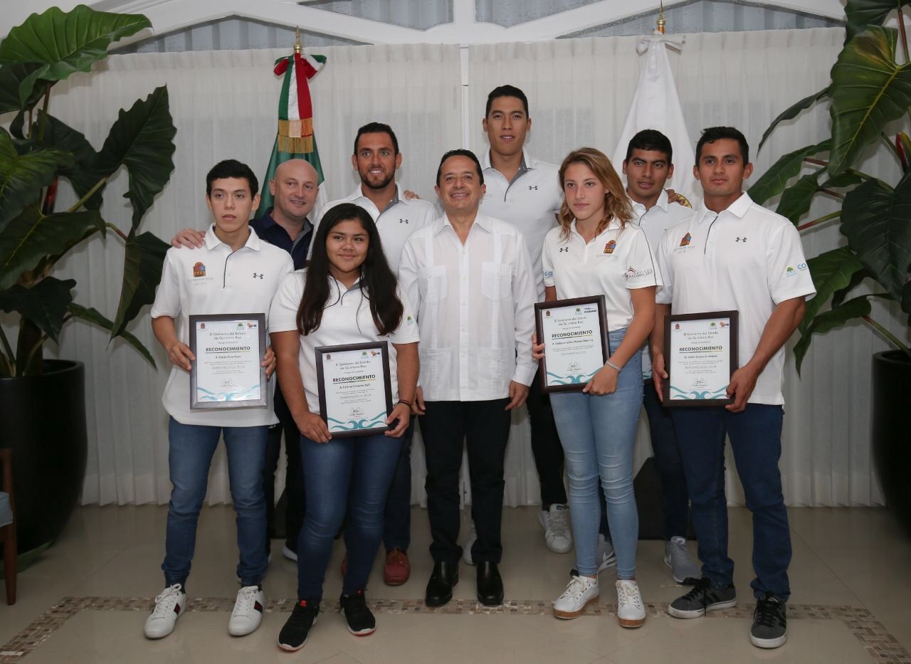 El gobernador Carlos Joaquín entrega reconocimientos a atletas quintanarroenses