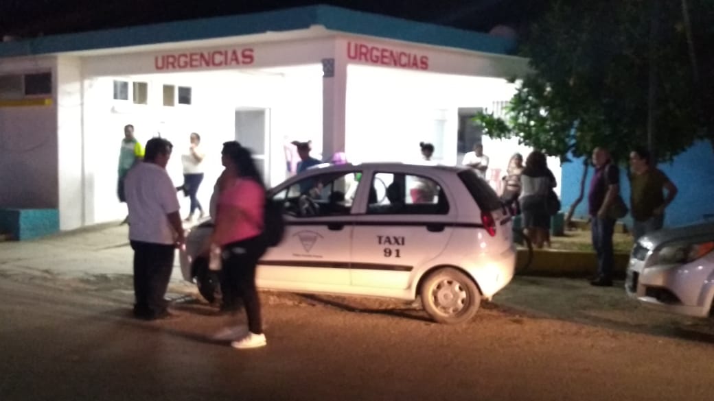 Mujer acuchilla a pasajero de taxi