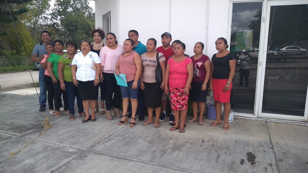 Padres de familia apoyan a maestras