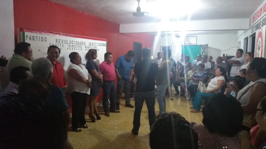 Militantes del PRI en la #capitaldelaculturamaya se manifestaron  ante su comité municipal