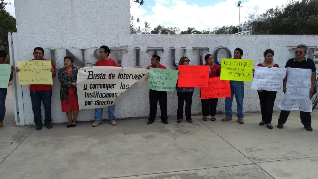 Manifestación del personal del Instituto Tecnológico Superior por irregularidades en el manejo de los recursos