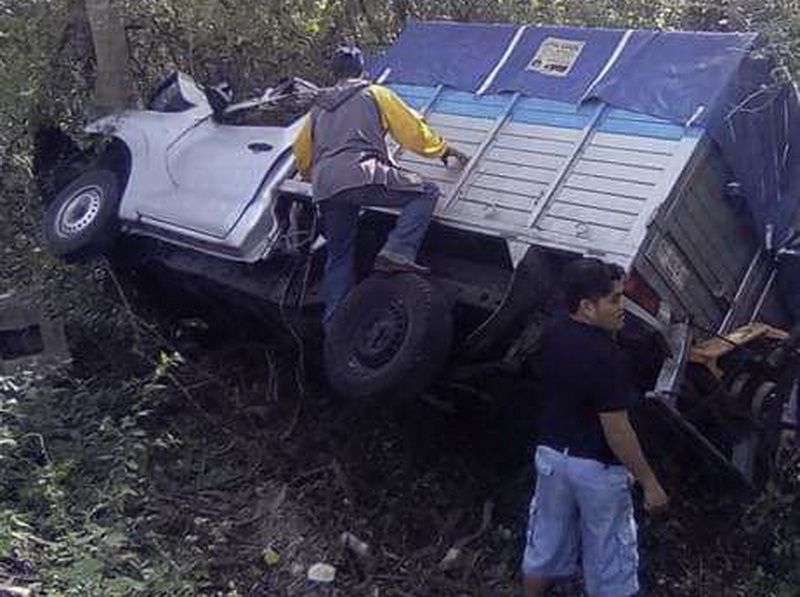 Vuelca tras evitar colisión frontal