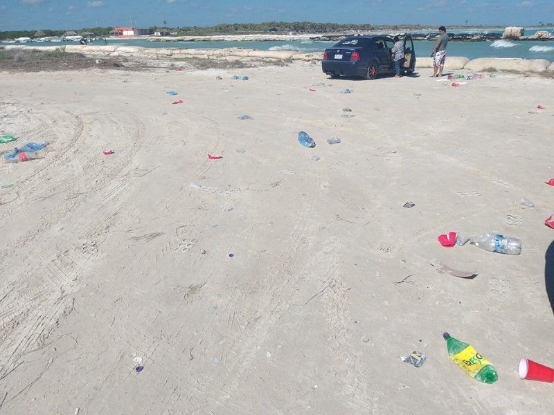 Pese a concientización playas convertidas en chochinero