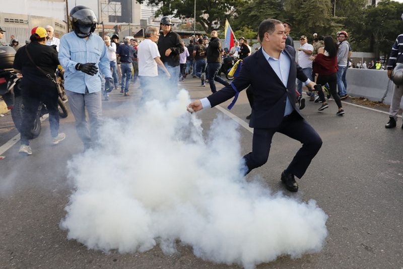 Repelen con gas lacrimógeno a opositores en Venezuela