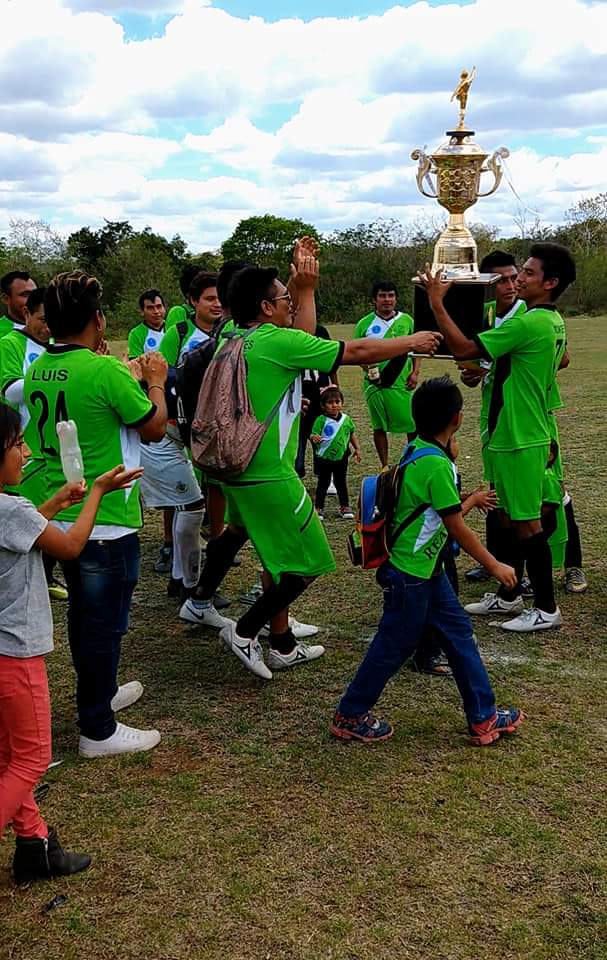 Futbolista muere tras enfrentamiento con vándalos, estaba celebrando con compañeros el campeonato obtenido horas antes