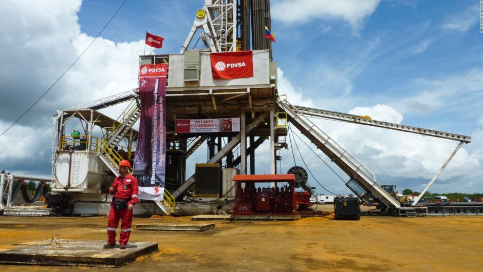 Precios del petróleo suben brevemente por el levantamiento en Venezuela