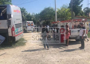 Autobús con turistas se colisiona contra pesada unidad a la entrada de Chetumal