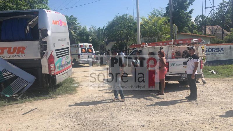 Autobús con turistas se colisiona contra pesada unidad a la entrada de Chetumal
