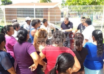 Padres de familia tomaron la mañana de este jueves las instalaciones de la Telesecundaria en Naranjal
