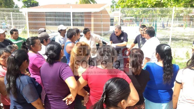 Padres de familia tomaron la mañana de este jueves las instalaciones de la Telesecundaria en Naranjal
