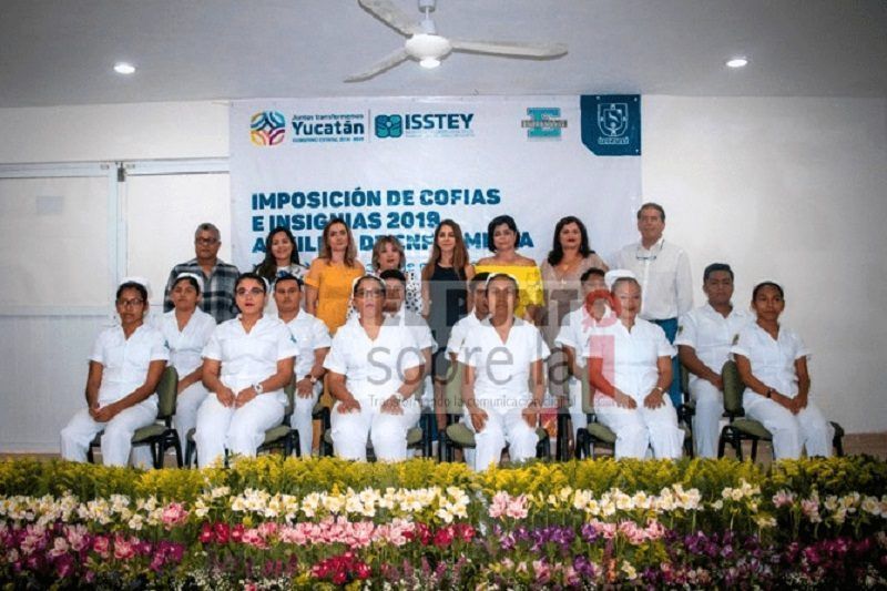 Reciben los símbolos de vocación y entrega al paciente, signos de honor y lealtad