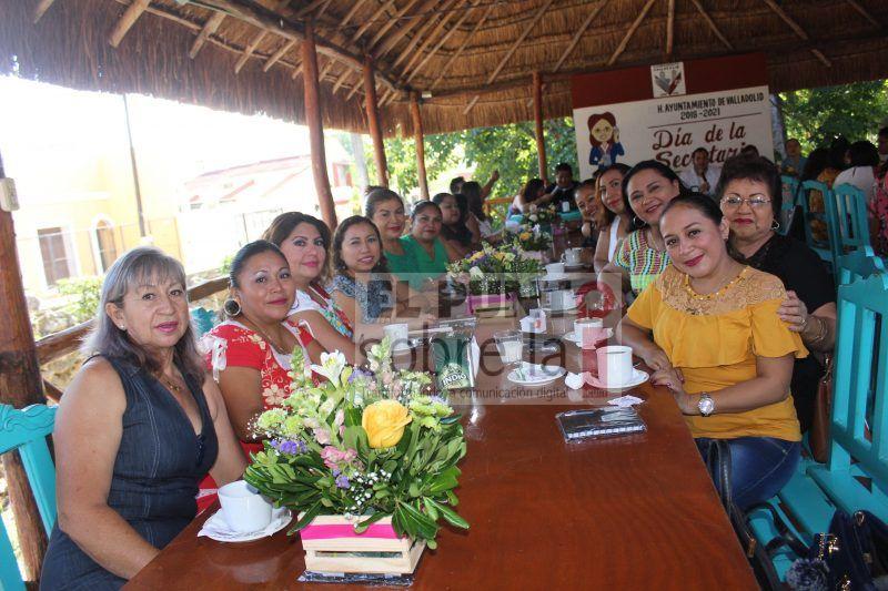 Reconocen empeño, colaboración y dedicación de secretarias