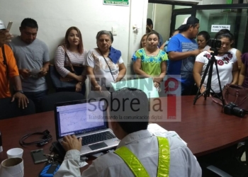 Ciudadanos protestan por el cobro excesivos en sus recibos de la CFE