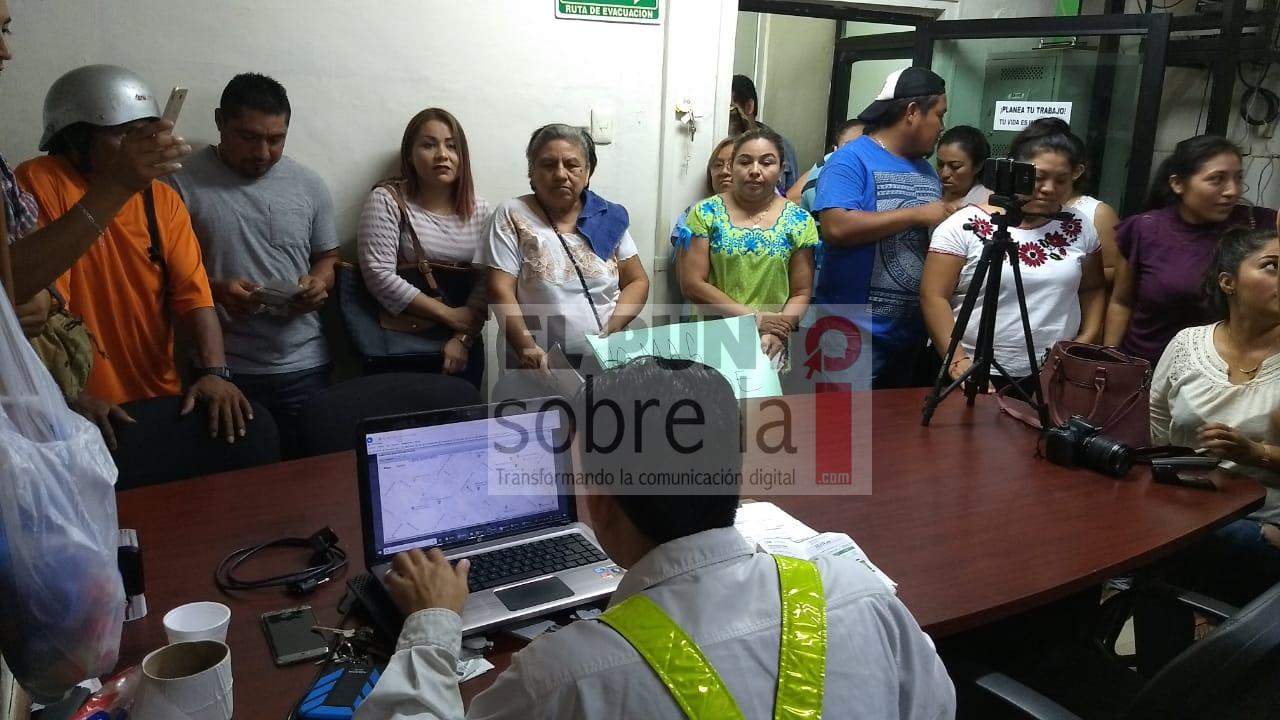 Ciudadanos protestan por el cobro excesivos en sus recibos de la CFE