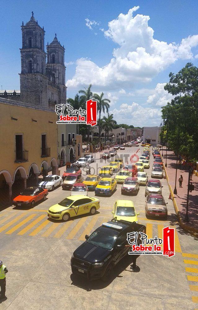 Bloqueadas las calles de acceso al centro histórico por conflicto de taxis piratas