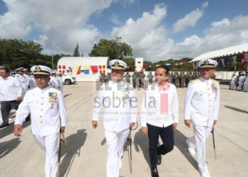 Carlos Joaquín asiste a la ceremonia de entrega-recepción del Mando de Armas de la XI Zona Naval