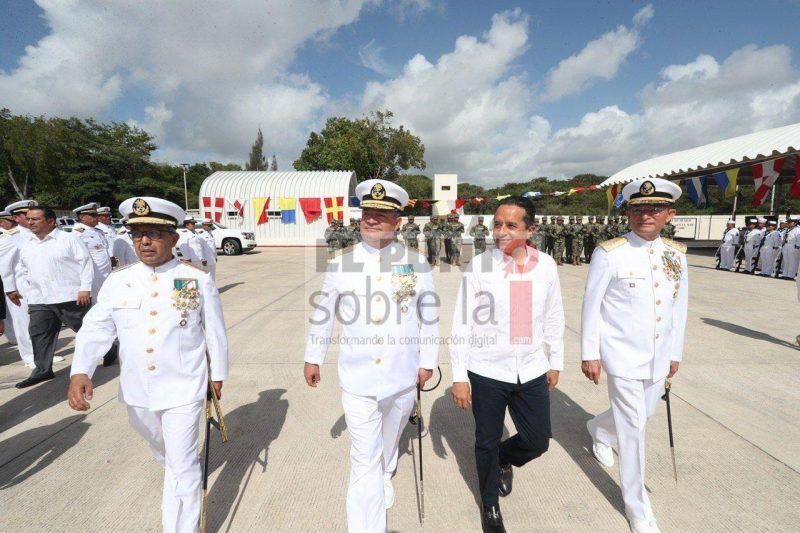 Carlos Joaquín asiste a la ceremonia de entrega-recepción del Mando de Armas de la XI Zona Naval