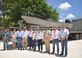 Marina entrega embarcación a Tulum para combate al recale de sargazo