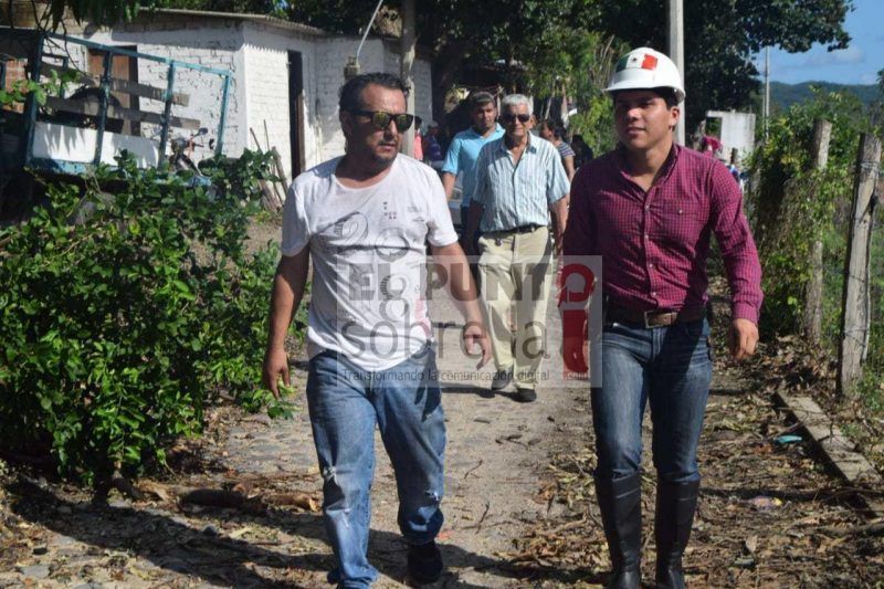 Entrega Víctor Torres víveres a damnificados por el huracán Lorena