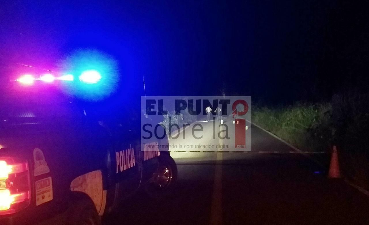 Derrapa con su motocicleta y no la libra