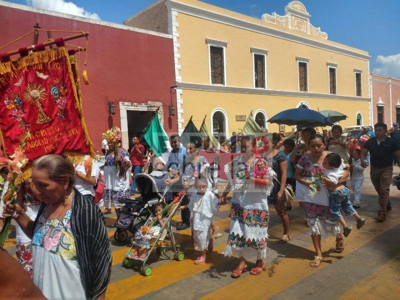 Colorida y tradicional muestra de fe en Valladolid