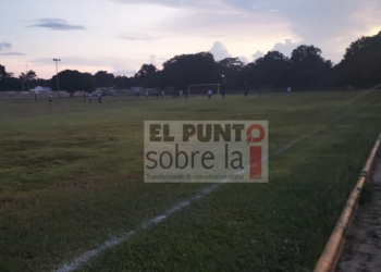 Falta de alumbrado público en el campo de fútbol dificulta la práctica del deporte