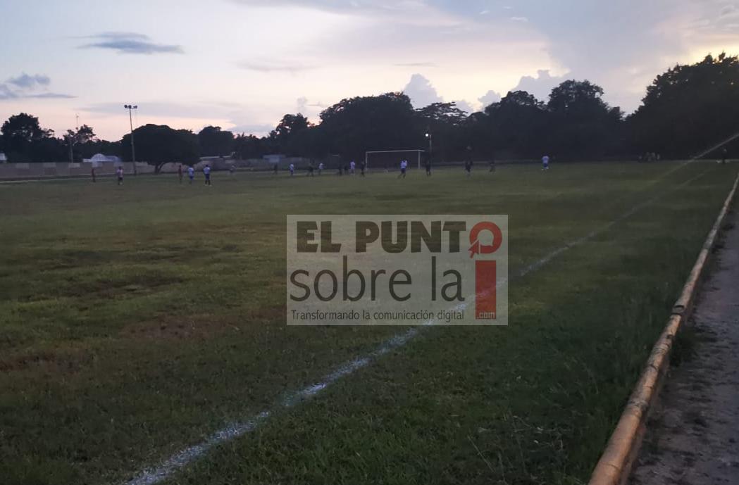 Falta de alumbrado público en el campo de fútbol dificulta la práctica del deporte