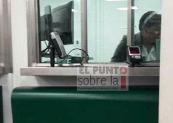 Denuncian en redes sociales cajera de banco azteca