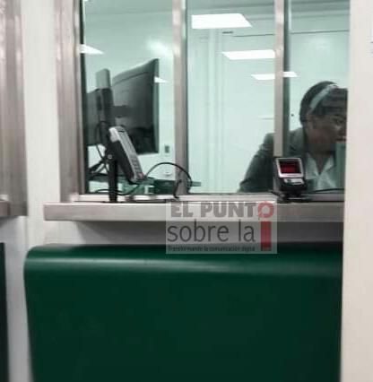 Denuncian en redes sociales cajera de banco azteca