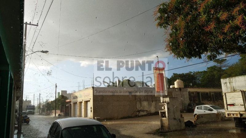 Torrencial aguacero interrumpe ajetreo de fin de año en el Centro Histórico