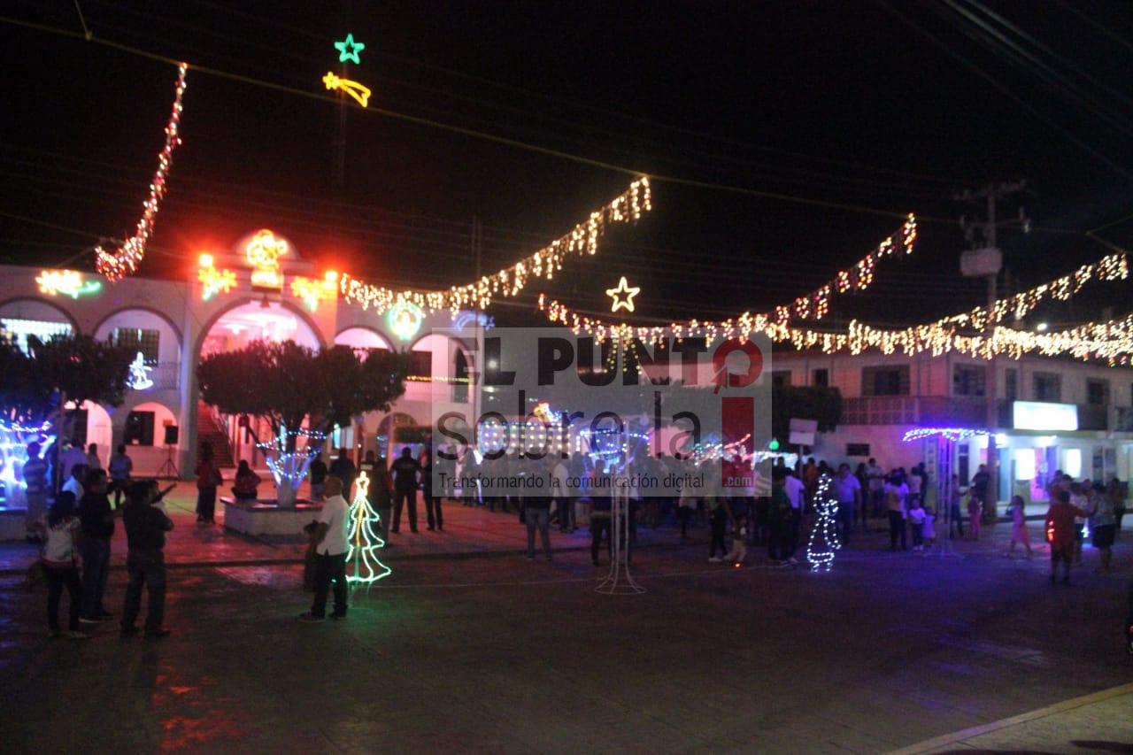 Municipio realiza encendido de luces luminosos alusivos al mes de diciembre