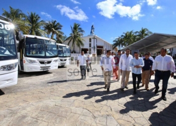 Da Carlos Joaquín banderazo de inicio de unidades de transporte público en Isla Mujeres