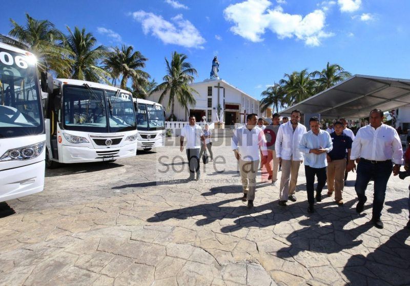 Da Carlos Joaquín banderazo de inicio de unidades de transporte público en Isla Mujeres