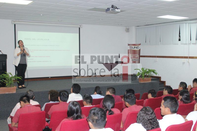 Ex diputada local comparte experiencia y conocimientos ante estudiantes de administración pública