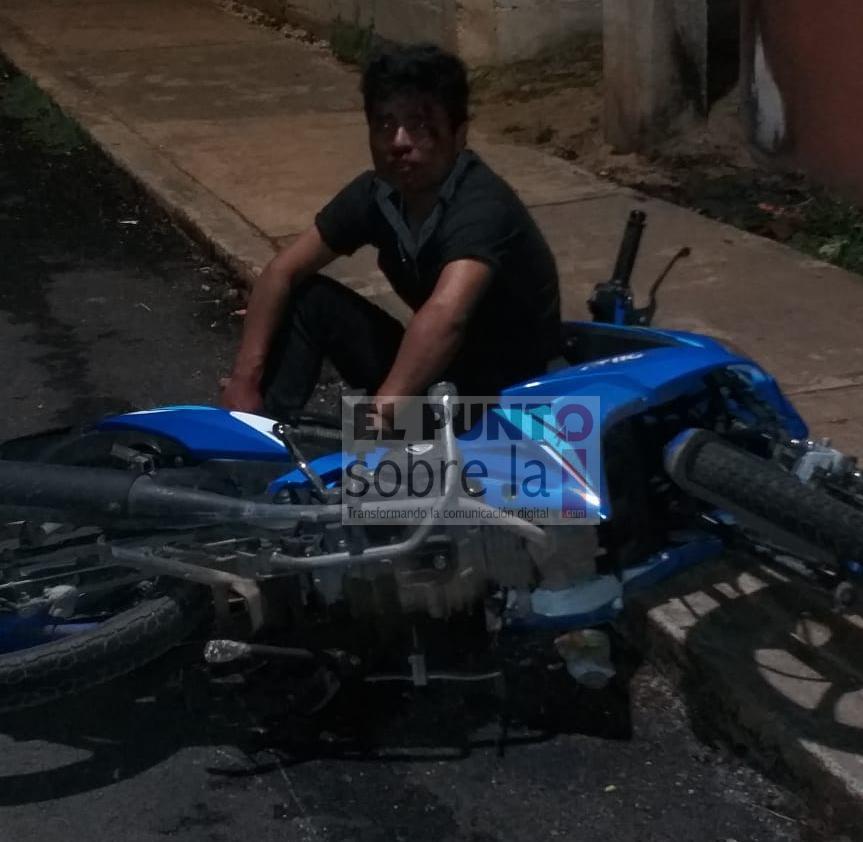 Derrapa tras volarse un paso peatonal