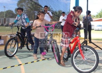 Jóvenes de la comunidad Rojo Gómez agradecieron el apoyo de la autoridad estatal por sus bicicletas