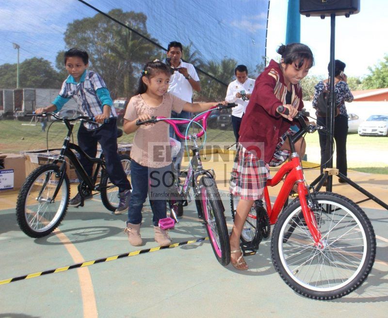 Jóvenes de la comunidad Rojo Gómez agradecieron el apoyo de la autoridad estatal por sus bicicletas