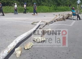 Bloqueo carretero en el entronque de la comunidad Miguel Hidalgo