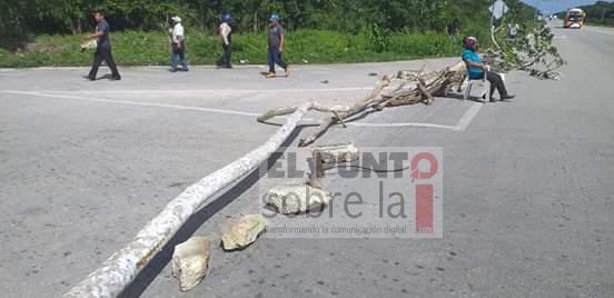 Bloqueo carretero en el entronque de la comunidad Miguel Hidalgo
