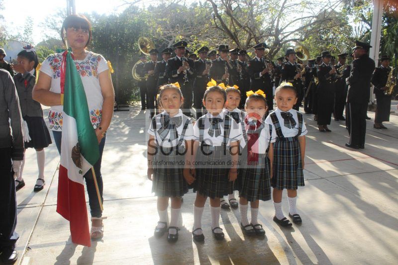 SNTE y SEDENA abanderan a escoltas escolares del oriente