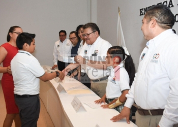 Entrega Gobierno De Laura Fernández Becas “Un Paso Hacia Lo Grande” A Estudiantes De Puerto Morelos