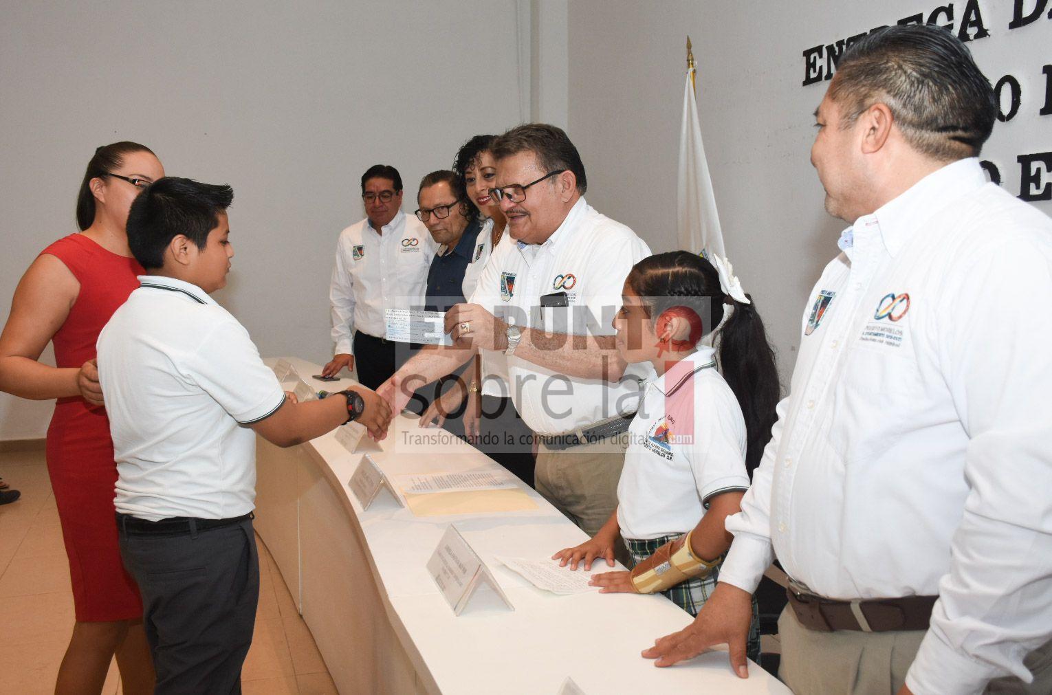 Entrega Gobierno De Laura Fernández Becas “Un Paso Hacia Lo Grande” A Estudiantes De Puerto Morelos