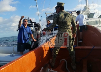 Personal Naval Auxilia A Dos Turistas Estadounidenses cerca Del Canal De Zaragoza, Quintana Roo