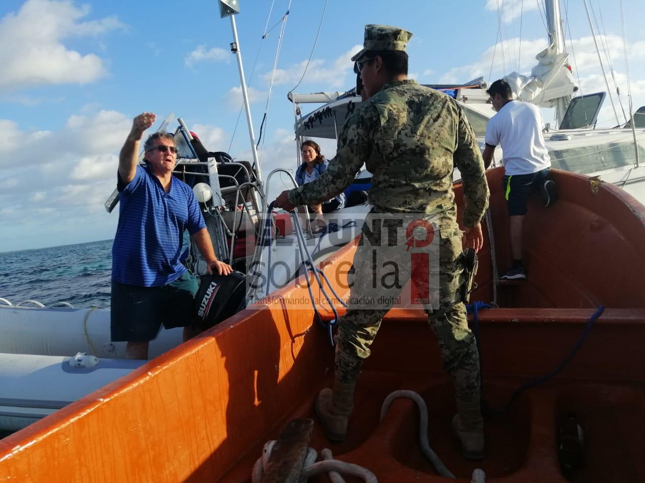 Personal Naval Auxilia A Dos Turistas Estadounidenses cerca Del Canal De Zaragoza, Quintana Roo