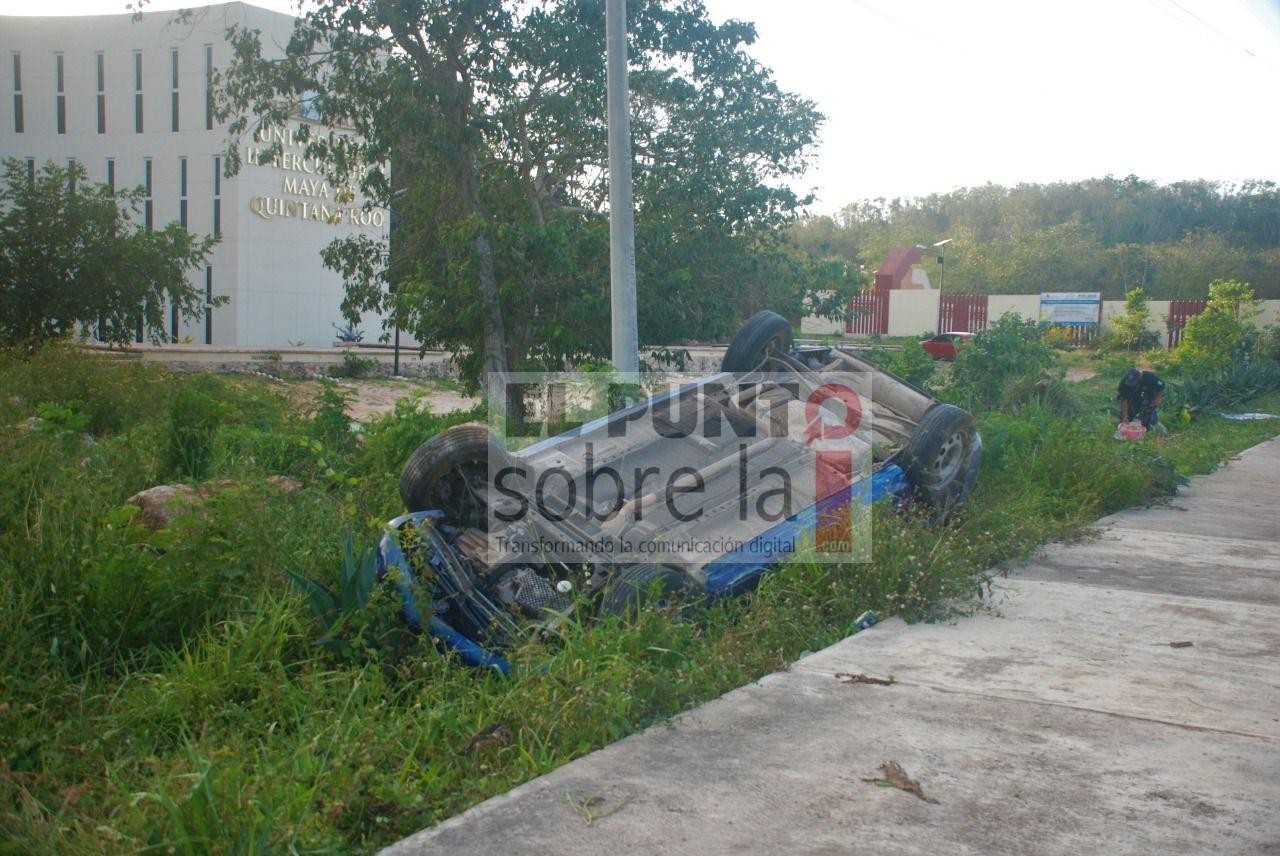 Pierde el control del vehículo y terminó con las llantas para arriba