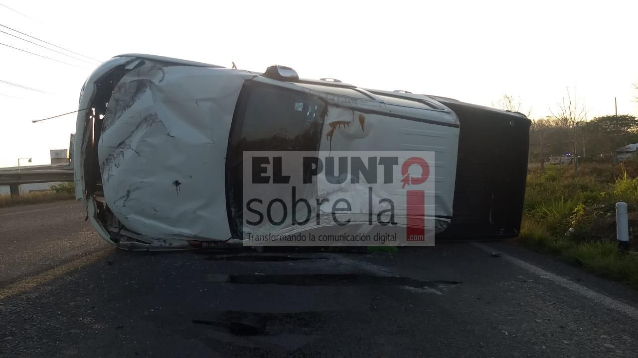 Se voltea camioneta de la Comisión Federal de Electricidad