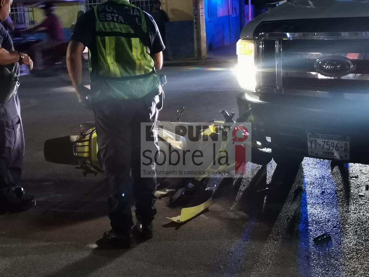 Por querer ganarle el paso chocan a motociclista