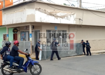 Casi la aplasta un anuncio de financiera