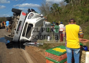 Se duerme y que se voltea con todo y pollos